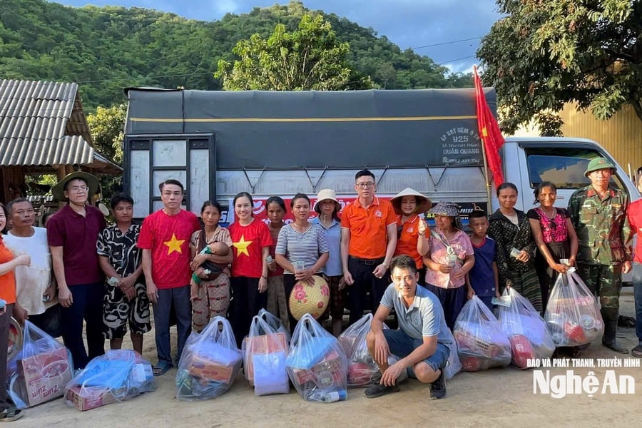 Đoàn thiện nguyện người Nghệ xa quê ở Hà Nội trao hỗ trợ đồng bào bị thiệt hại do lũ lụt