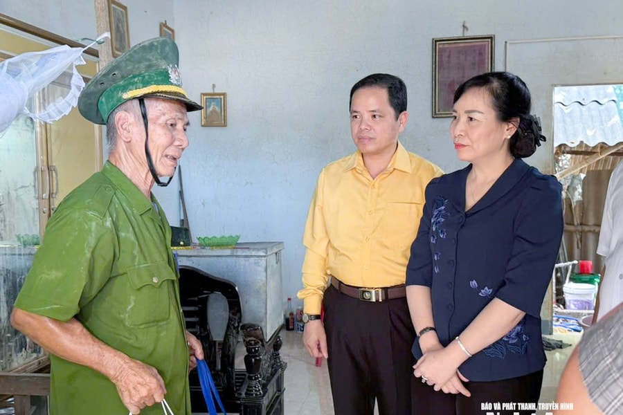 Đoàn công tác tỉnh Bắc Ninh trao hỗ trợ tỉnh Nghệ An 3 tỷ đồng khắc phục hậu quả mưa lũ