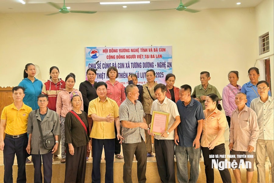 Hội đồng hương Nghệ Tĩnh và cộng đồng người Việt tại Ba Lan trao hỗ trợ cho người dân vùng lũ