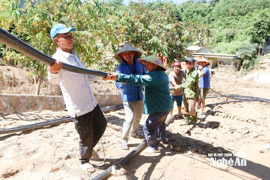 Người dân vùng cao Nghệ An chung tay khắc phục đường ống nước bị lũ cuốn trôi