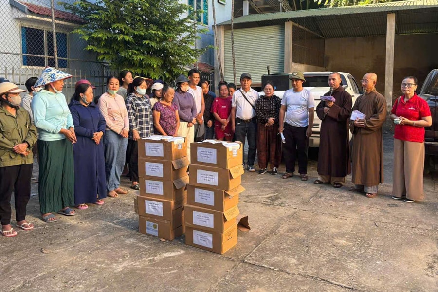 Chùa Phổ Môn trao 600 suất quà hỗ trợ người dân miền núi bị lũ lụt