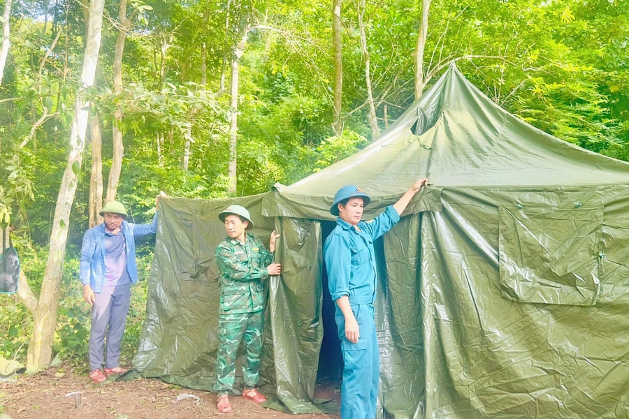 Làm nhà bạt để tạm ổn định chỗ ở cho các hộ dân bị trôi nhà sau lũ lụt ở xã Nhôn Mai (Nghệ An)