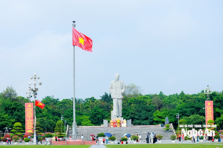 Nghệ An khuyến khích nhân dân mặc áo cờ đỏ sao vàng tham gia Lễ chào cờ, hát Quốc ca đồng loạt toàn tỉnh vào 6h sáng 16/8