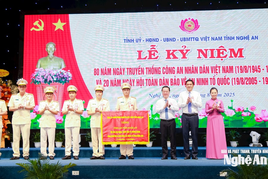 Nghệ An trọng thể kỷ niệm 80 năm ngày truyền thống lực lượng CAND và 20 năm ngày hội toàn dân bảo vệ ANTQ