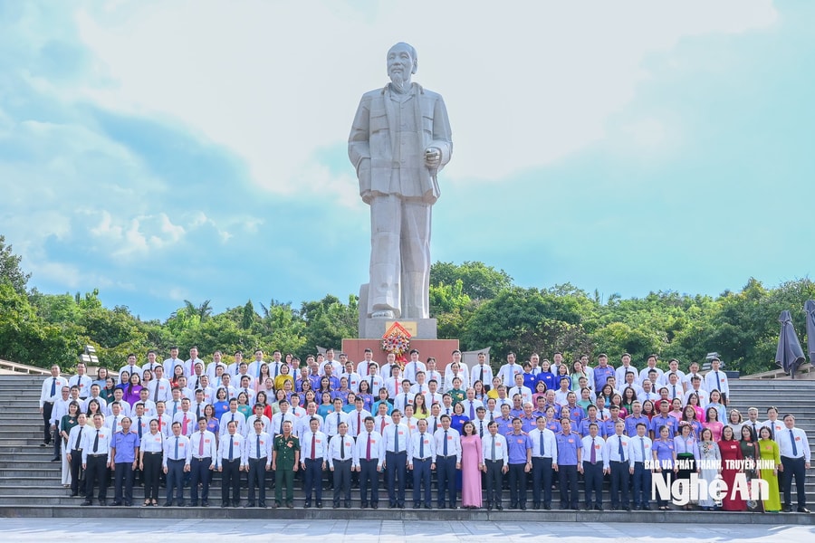 Đoàn đại biểu Đại hội Đảng bộ các cơ quan Đảng tỉnh dâng hoa tưởng niệm Chủ tịch Hồ Chí Minh
