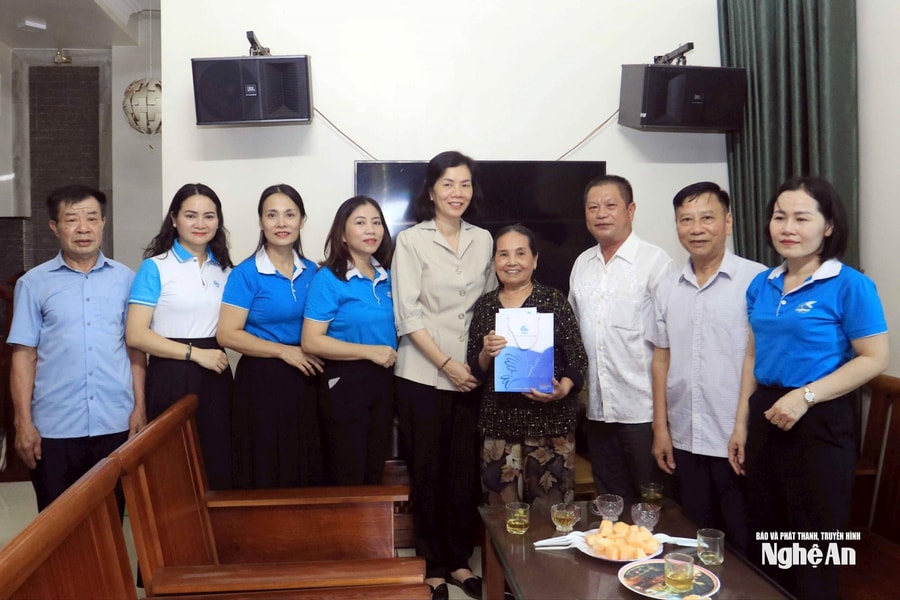 Trung ương Hội LHPN Việt Nam thăm, tặng quà đảng viên cao tuổi và trẻ em có hoàn cảnh khó khăn tại Nghệ An