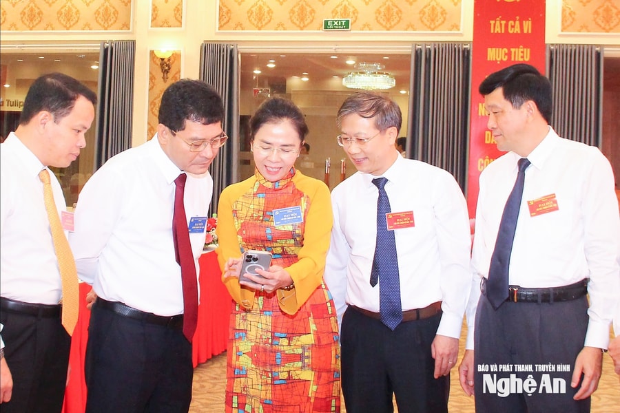 Tiếp tục xây dựng đội ngũ cán bộ, cấp ủy viên có phẩm chất, năng lực, uy tín, ngang tầm nhiệm vụ