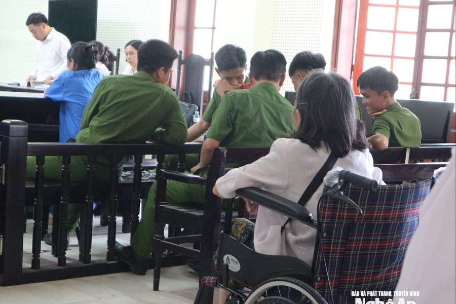 Mẹ già ngồi xe lăn, lần thứ ba nhìn con gái ra tòa vì ma túy