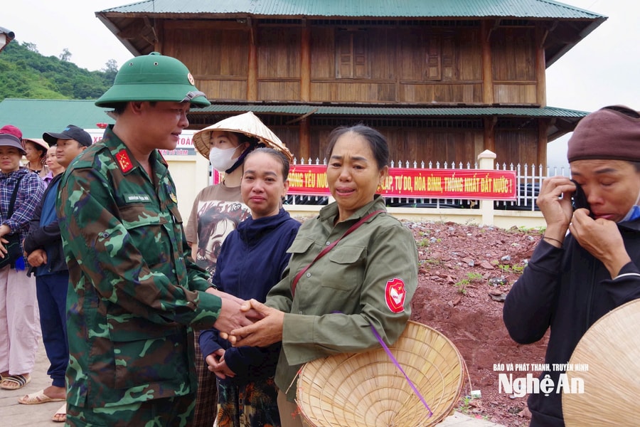 'Đi dân nhớ, ở dân thương': Người dân Mỹ Lý bịn rịn tiễn chân bộ đội hơn 2 tuần kề vai sát cánh khắc phục hậu quả lũ lụt