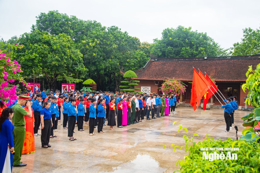 Tỉnh đoàn Nghệ An tổ chức Lễ chào cờ “Tôi yêu Tổ quốc tôi” tại Khu Di tích Kim Liên