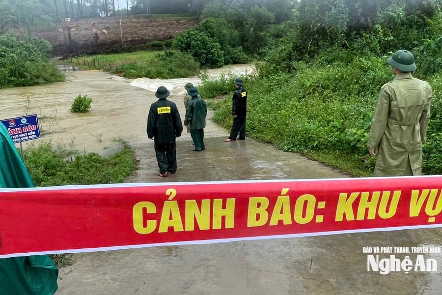 Mưa lớn gây ngập cầu tràn tại xã Kim Bảng, Bộ đội Biên phòng khẩn trương lập chốt, cắm biển cảnh báo