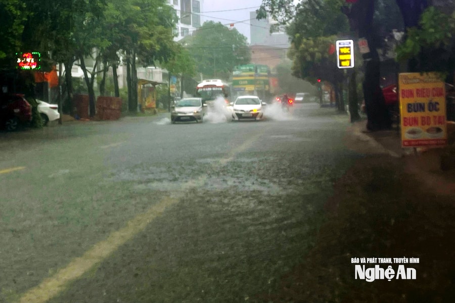 Mưa xối xả, nhiều đường làng ngõ phố Nghệ An biến thành biển nước