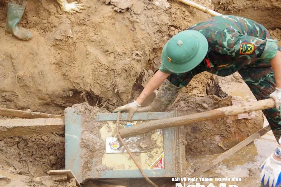 Tìm thấy 21 két sắt sau lũ tại xã Mỹ Lý (Nghệ An)