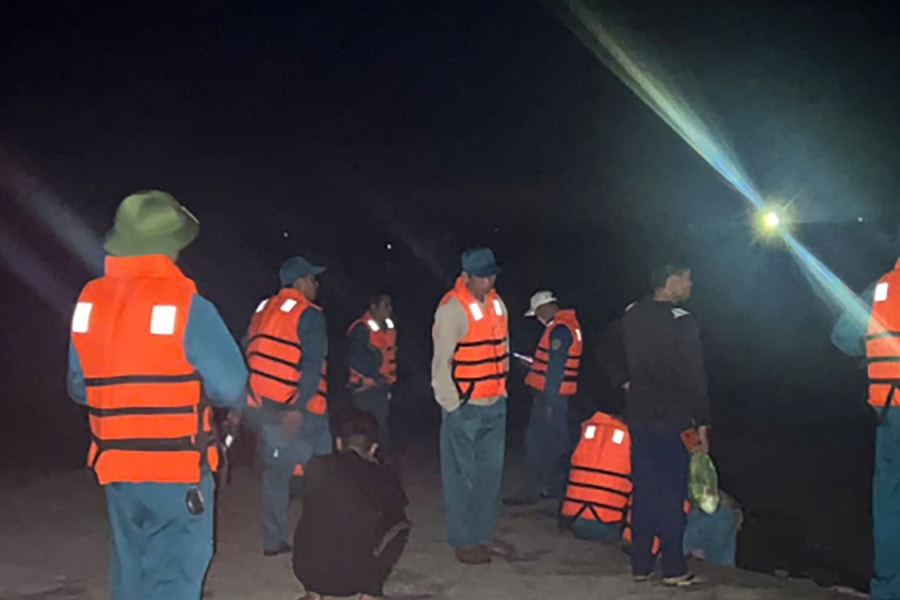 Lật bè chở 17 người trên biển, 2 người tử vong