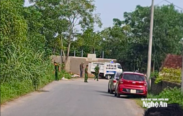 Phát hiện 2 thi thể đang phân hủy dưới mương nước ở Nghệ An