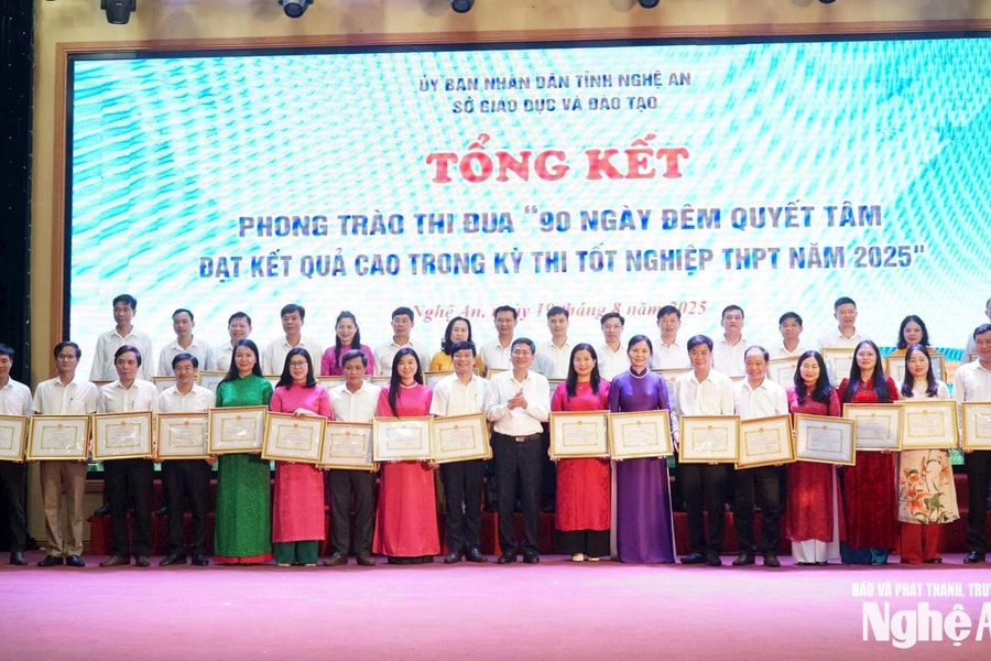Ngành giáo dục Nghệ An khen thưởng 35 tập thể, 164 cá nhân đạt thành tích xuất sắc trong Kỳ thi tốt nghiệp THPT
