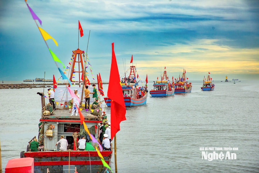 Đỏ thắm màu cờ trên biển xanh