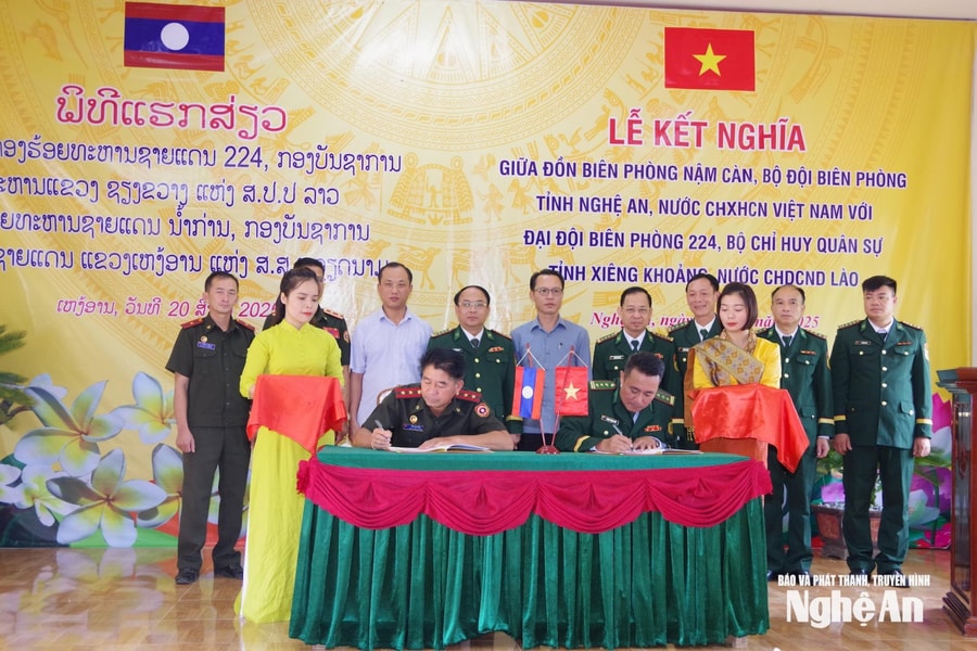 Đồn Biên phòng Nậm Càn ký kết nghĩa với Đại đội Biên phòng 224 (Xiêng Khoảng, Lào)