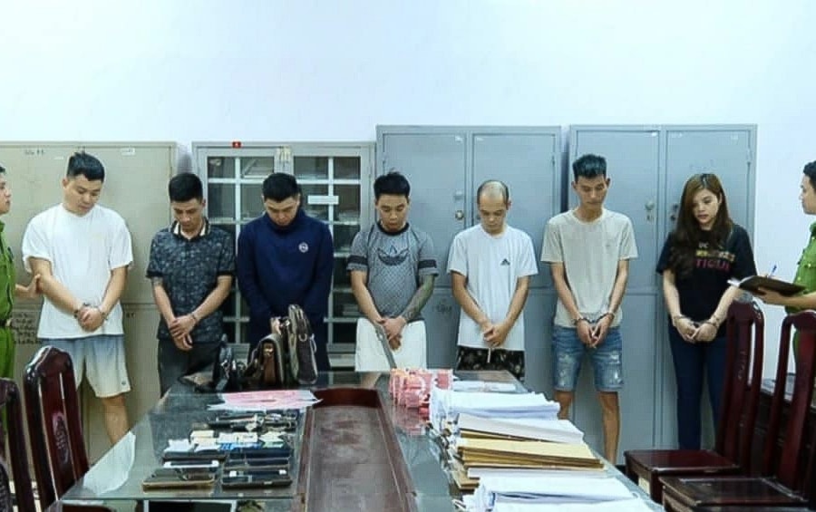 Bắt vợ chồng 9x cầm đầu đường dây 'tín dụng đen'
