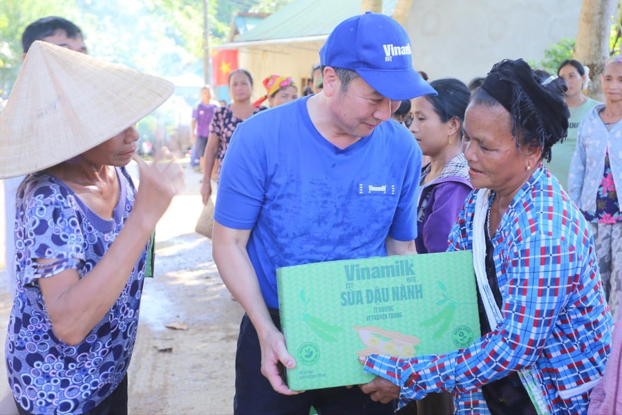 Vinamilk hỗ trợ đồng bào Nghệ An khắc phục hậu quả thiên tai