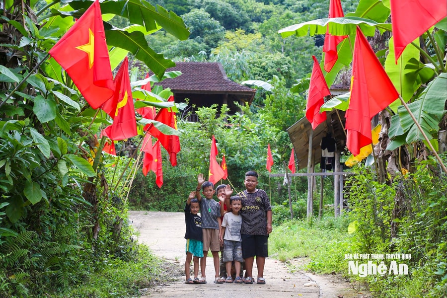 Thắp sáng niềm vui và hy vọng trong mùa Thu độc lập ở bản làng vùng cao Nghệ An