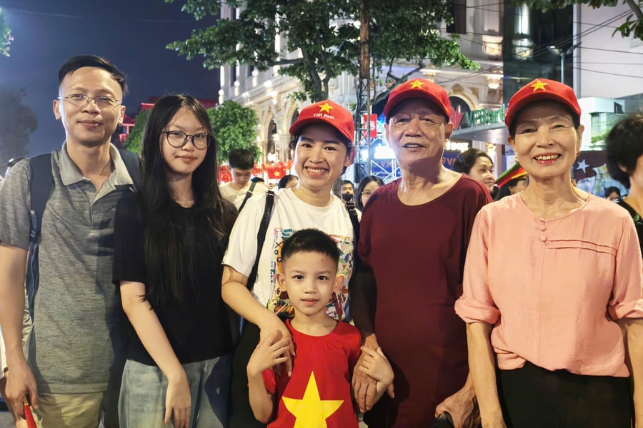 Người dân Nghệ An nô nức ra Thủ đô viếng Bác, hòa mình vào không khí đại lễ