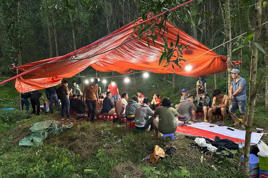 Cảnh sát băng rừng, lội suối hàng chục cây số triệt phá ổ xóc đĩa