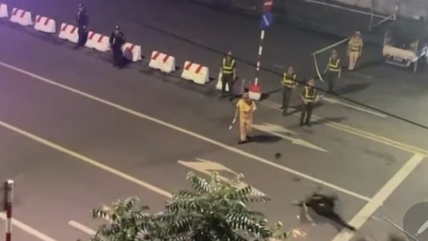 Bắt 2 đối tượng 'thông chốt' đường cấm, tông trọng thương CSCĐ