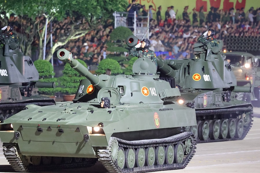 Ngắm dàn vũ khí, khí tài, thiết bị quân sự tham gia tổng hợp luyện tại Quảng trường Ba Đình tối 21/8