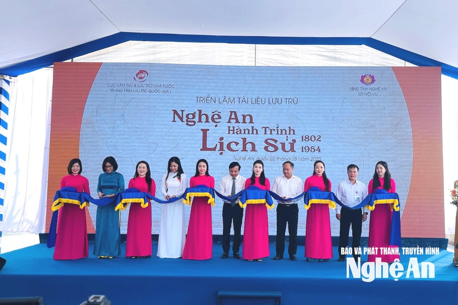 Khai mạc Triển lãm tài liệu lưu trữ 'Nghệ An - Hành trình lịch sử 1802 - 1954'