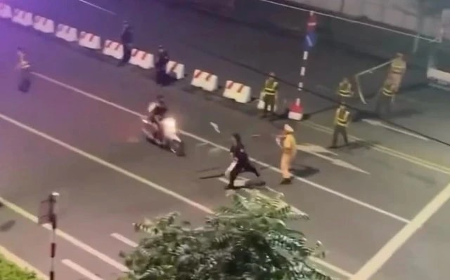 Hai đối tượng lao xe vào CSCĐ bị tạm giữ hình sự về hành vi giết người