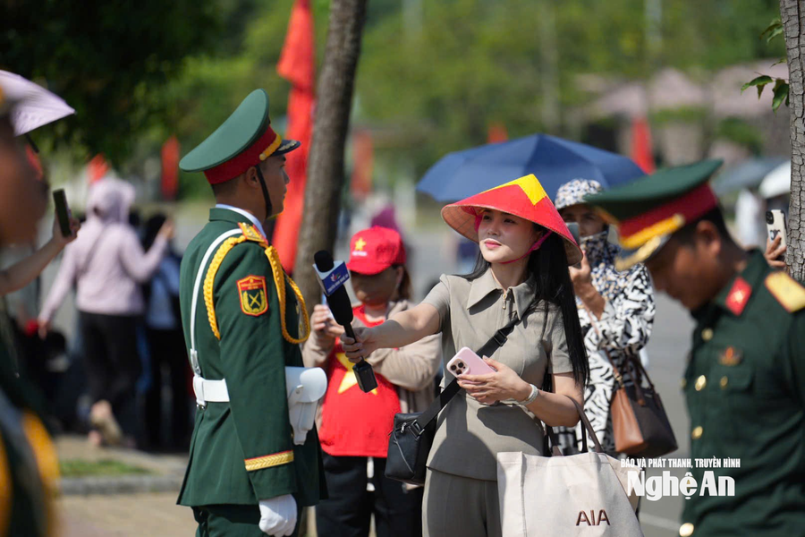 Phóng viên Báo và phát thanh, truyền hình Nghệ An hòa nhịp cùng hàng trăm phóng viên trong cả nước tác nghiệp tại Trung tâm Báo chí A80