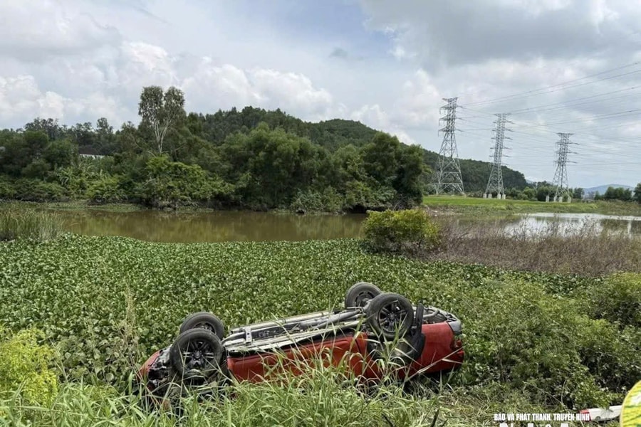 Thai phụ lái xe bán tải mất lái lao xuống sông, may mắn thoát nạn