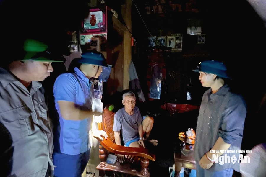 Lực lượng ‘4 tại chỗ” ở xã biên giới Mường Típ (Nghệ An) xuyên đêm vận động, di dời người dân đến điểm tránh trú bão