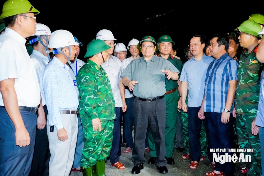 Thủ tướng Chính phủ trực tiếp đi kiểm tra, chỉ đạo công tác ứng phó với bão số 5 tại cảng Cửa Lò và khu neo đậu, tránh trú bão Nghi Quang