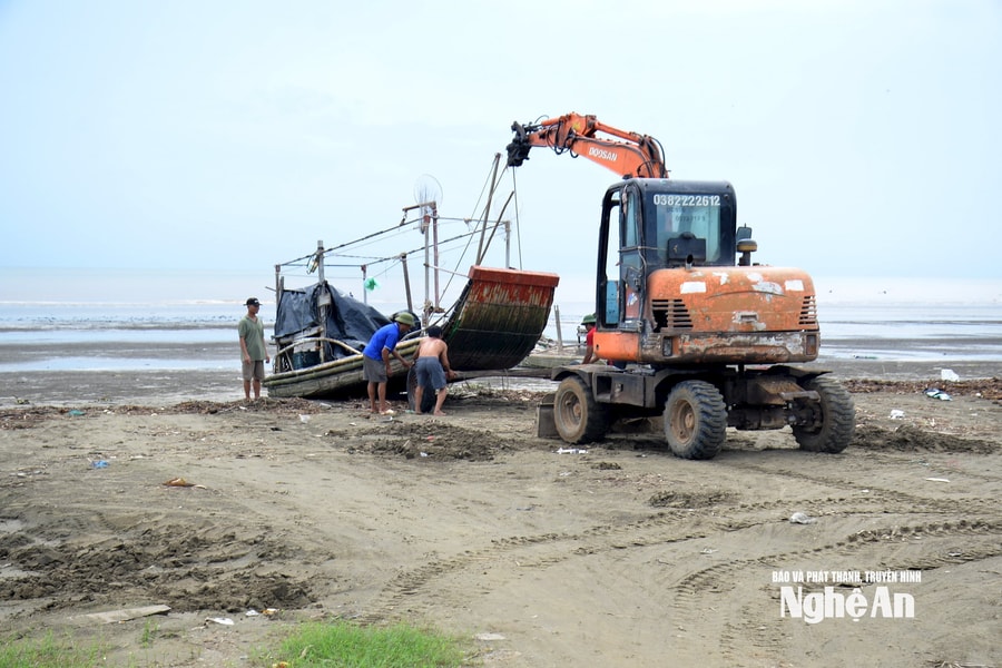 Trước giờ bão số 5 đổ bộ: Người dân Nghệ An chủ động kéo bè mảng lên bờ, gặt lúa chạy lũ
