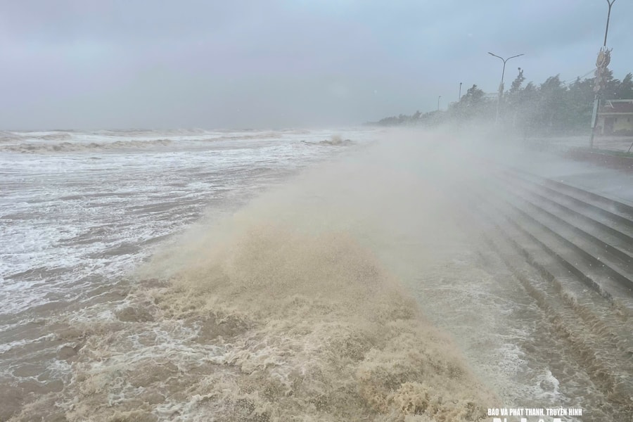 Cửa Lò sóng lớn, biển động dữ dội trước khi bão số 5 đổ bộ