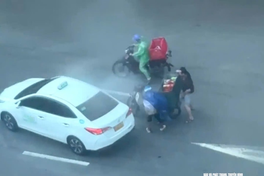 Nghệ An: Bất chấp mưa bão, người đàn ông băng ra giúp hai người ngã xe trên đường Phan Đình Phùng