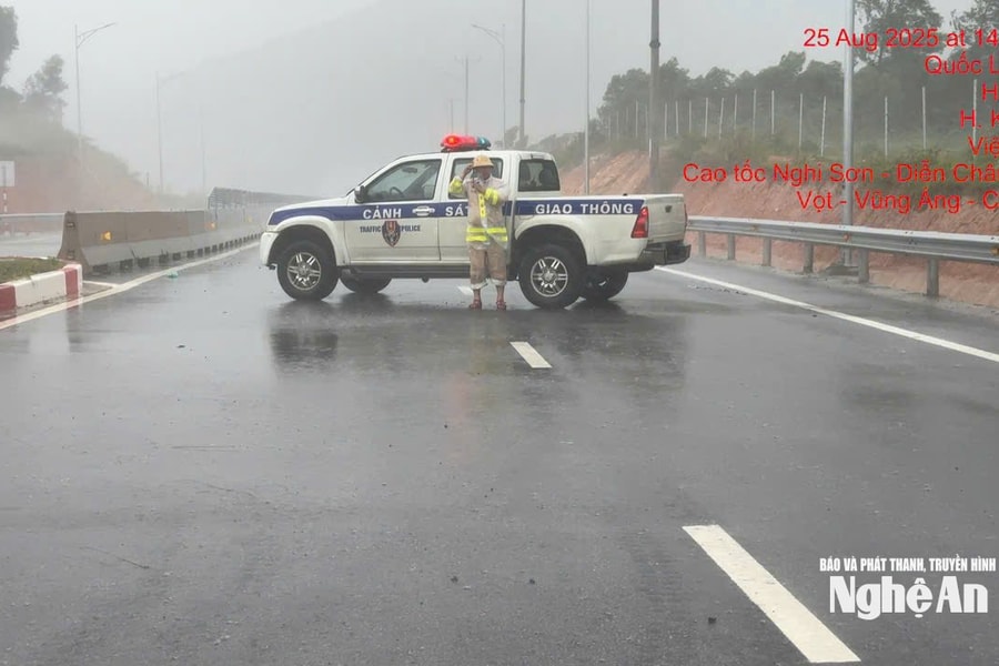 Tạm thời cấm toàn bộ phương tiện lưu thông trên tuyến cao tốc Bắc - Nam đoạn qua Nghệ An
