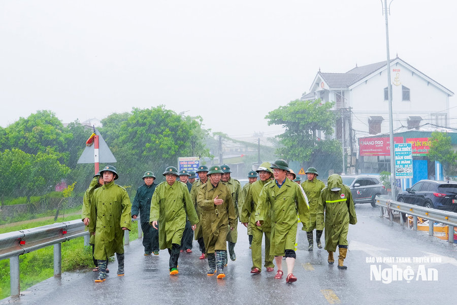 Phó Thủ tướng Trần Hồng Hà kiểm tra điểm sơ tán người dân, tuyến đê ven biển tại xã Diễn Châu