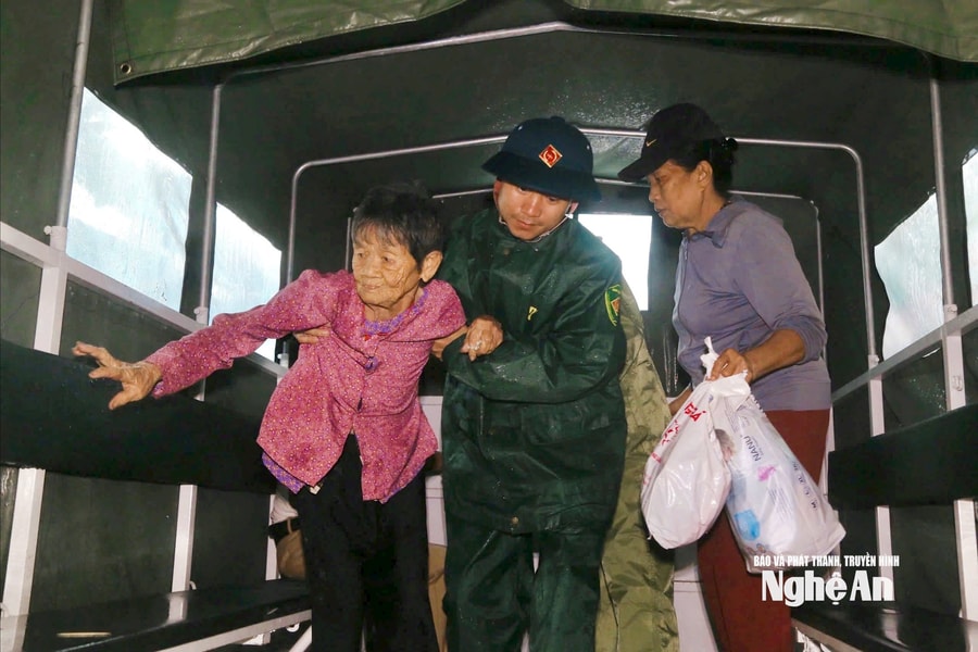 Chủ động ứng phó bão số 5: Phường Cửa Lò di dời hơn 2.500 dân đến nơi an toàn