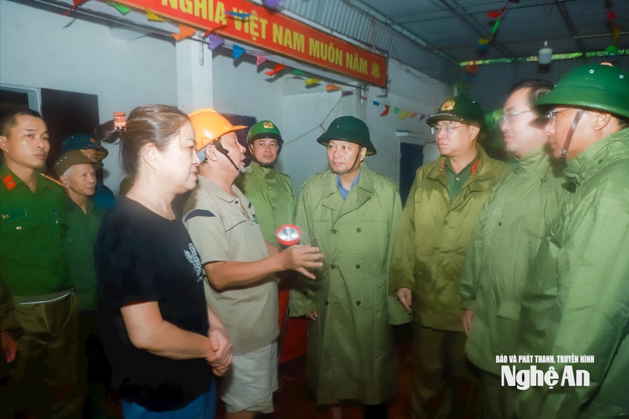 Chủ tịch UBND tỉnh Nghệ An Lê Hồng Vinh kiểm tra công tác chuẩn bị tiêu thoát nước cho vùng Vinh và ứng phó bão tại Cảng Vissai