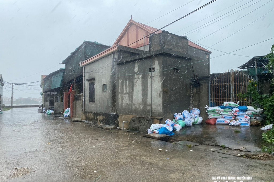 Quỳnh Phú: Người dân 'dựng tường cát' chống chọi gió bão và sóng biển