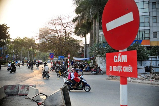 Đi xe máy ngược chiều bị phạt bao nhiêu theo Nghị định 168?