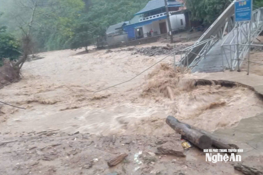 Tiếp tục xảy ra tình trạng sạt lở, ách tắc trên nhiều tuyến đường ở các xã miền Tây Nghệ An sau bão số 5