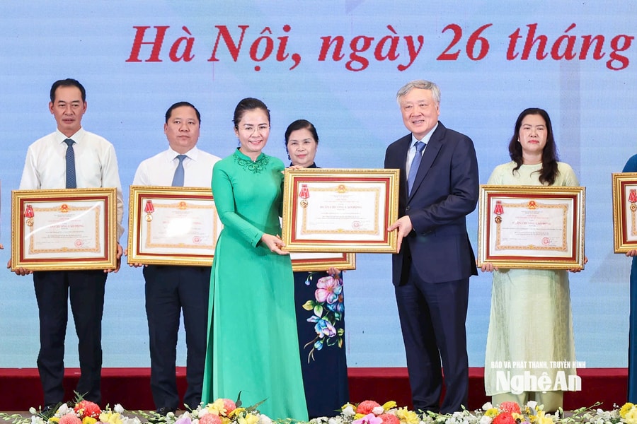 Nghệ An được trao tặng Huân chương Lao động hạng Ba về thành tích xuất sắc trong Phong trào thi đua 'Cả nước chung tay xóa nhà tạm, nhà dột nát'