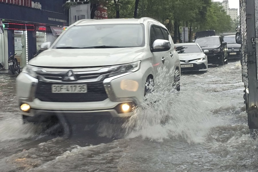 Những bộ phận ô tô cần kiểm tra ngay sau khi lái xe dưới trời mưa lớn nhiều ngày