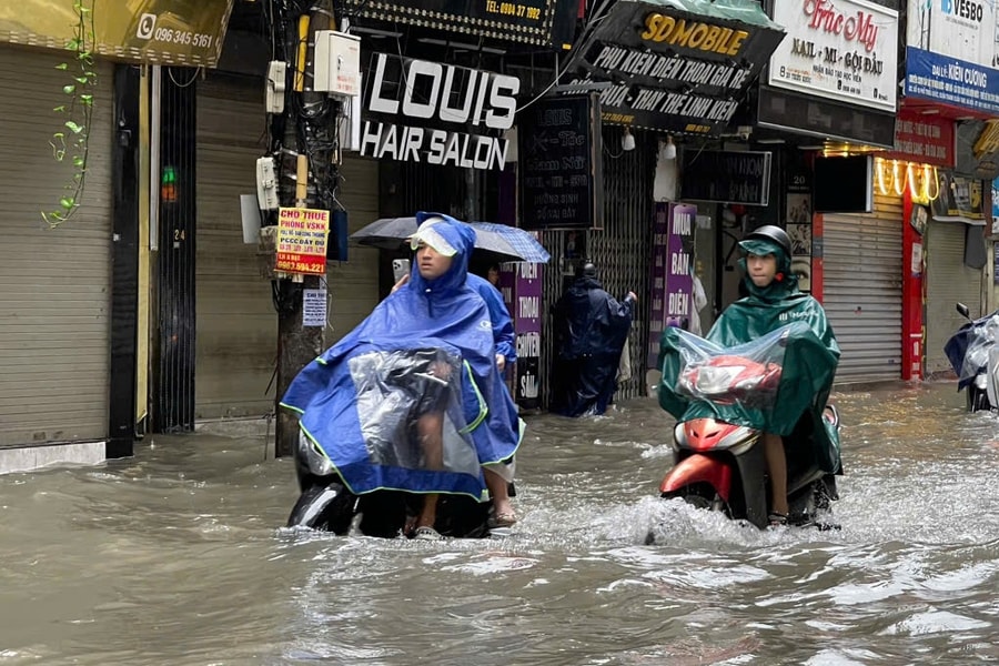 Xe máy bị ngập nước, chết máy, làm gì để tránh 'tiền mất tật mang'?