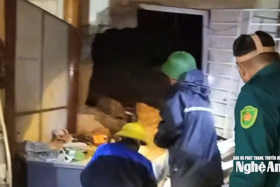 Đá núi sạt lở lăn vào nhà dân ở Mường Xén gây hư hỏng đồ đạc, phải di dời khẩn cấp