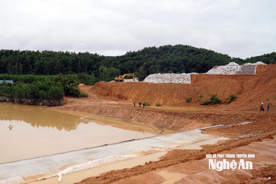 Khắc phục khó khăn, đẩy nhanh tiến độ xây dựng Dự án Hồ chứa nước Bản Mồng